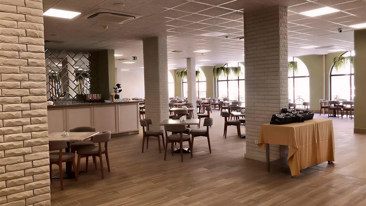 Restauracja w Festa Via Pontica z ustawionymi stolikami