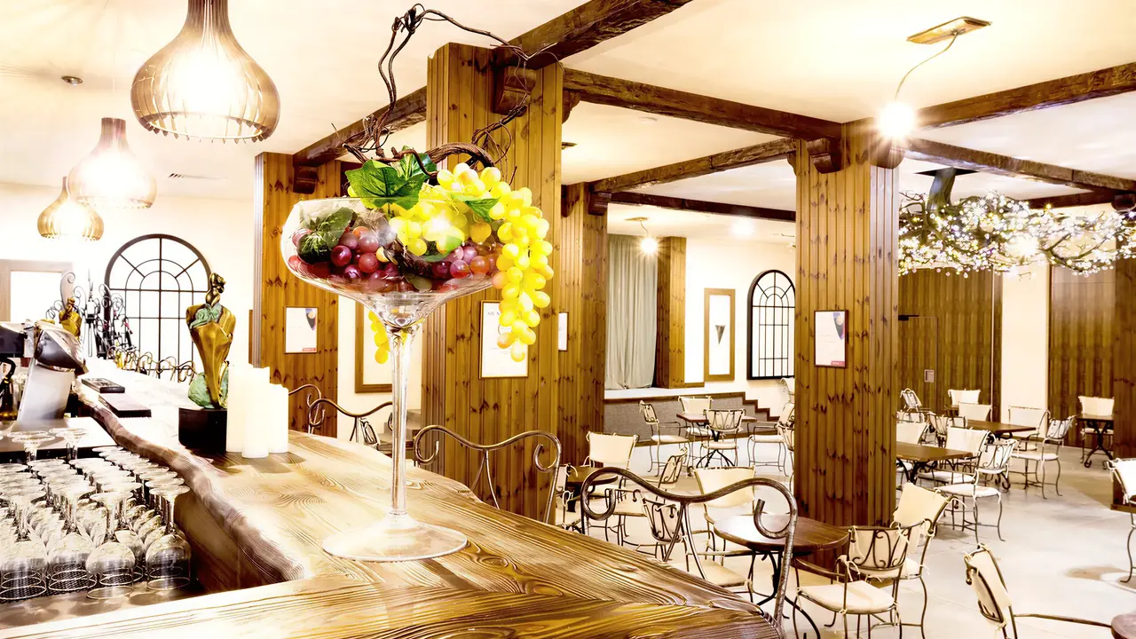 Bar w hotelu Festa Via Pontica z drewnianym blatem