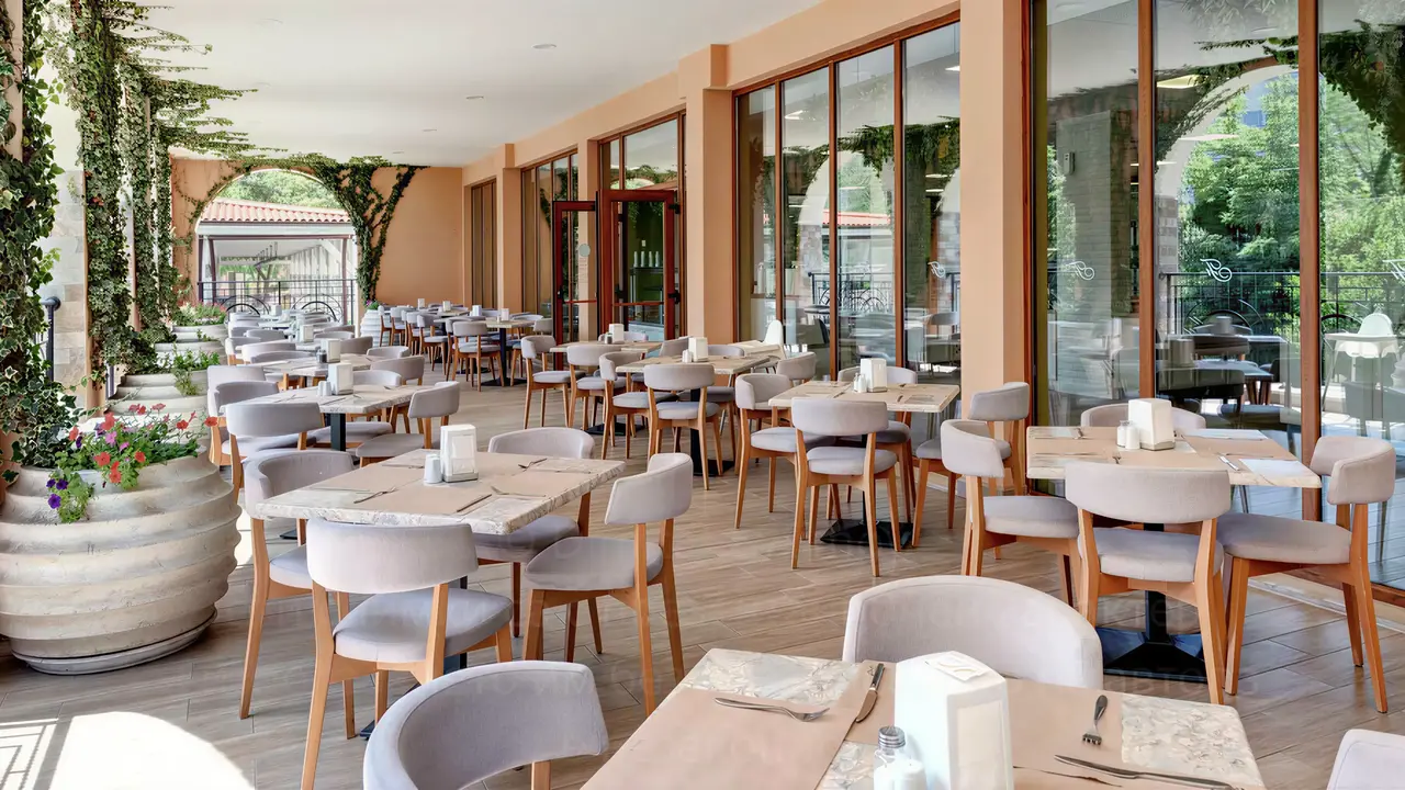 Stolik restauracyjny w Festa Via Pontica na tarasie