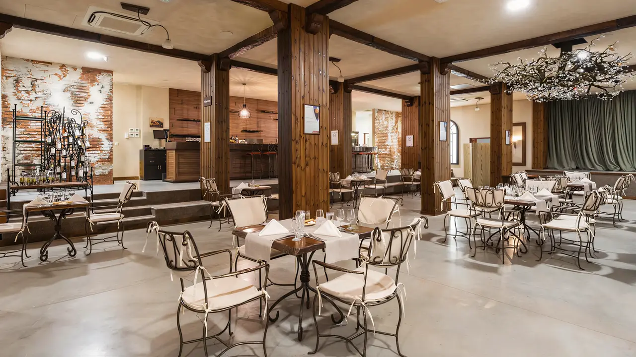 Wnętrze restauracji w Festa Via Pontica z ustawionymi stolikami
