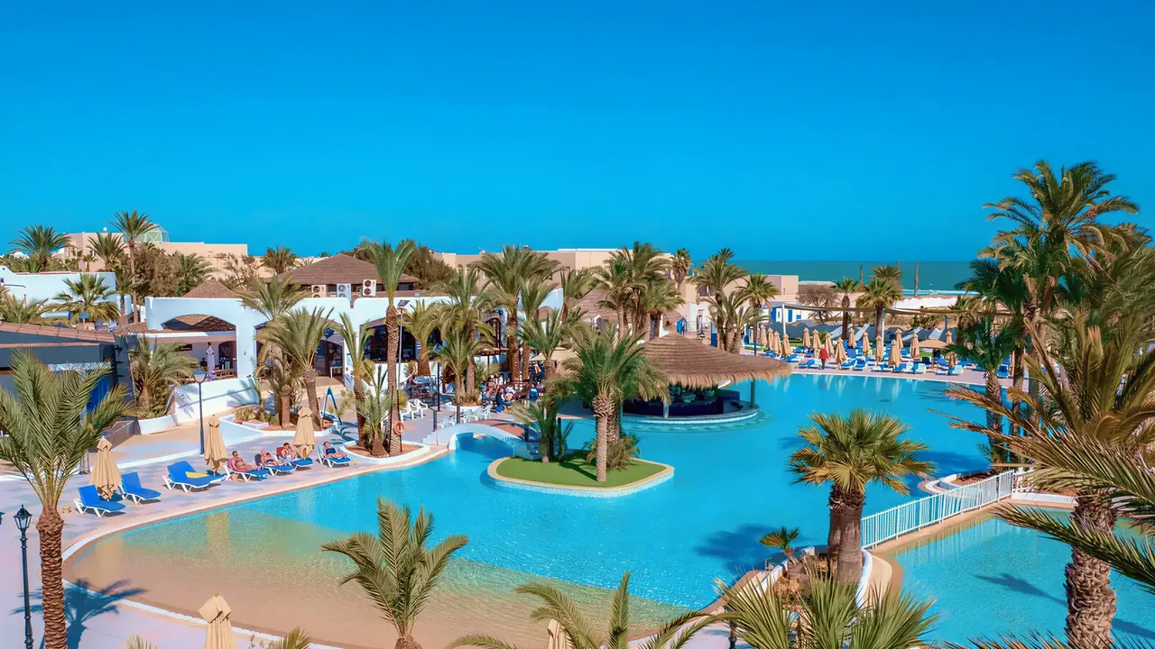Widok na kompleks basenów w Fiesta Beach