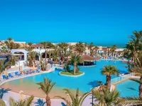 Widok na kompleks basenów w Fiesta Beach
