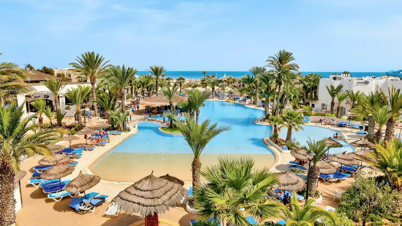 Widok na kompleks basenów w Fiesta Beach