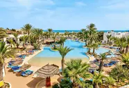 Widok na kompleks basenów w Fiesta Beach