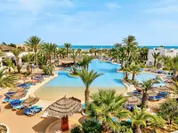 Widok na kompleks basenów w Fiesta Beach