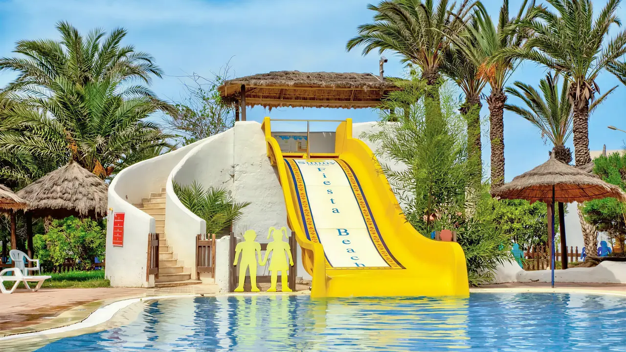 Żółta zjeżdżalnia wodna w Fiesta Beach