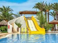 Żółta zjeżdżalnia wodna w Fiesta Beach
