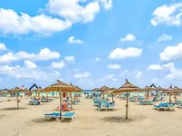 Plaża z leżakami i parasolami w Fiesta Beach