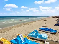 Rowerki wodne na plaży w Fiesta Beach