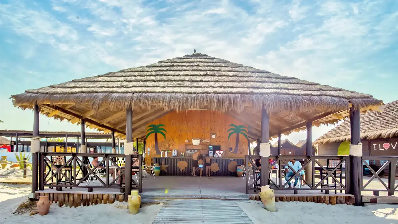Pawilon z krytym dachem na plaży Fiesta Beach