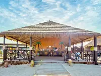 Pawilon z krytym dachem na plaży Fiesta Beach