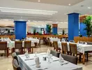 Restauracja w Fiesta Beach z nakrytymi stołami