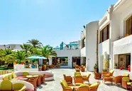 Biała architektura i patio w Fiesta Beach