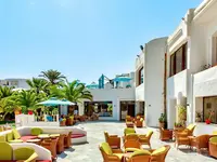 Biała architektura i patio w Fiesta Beach