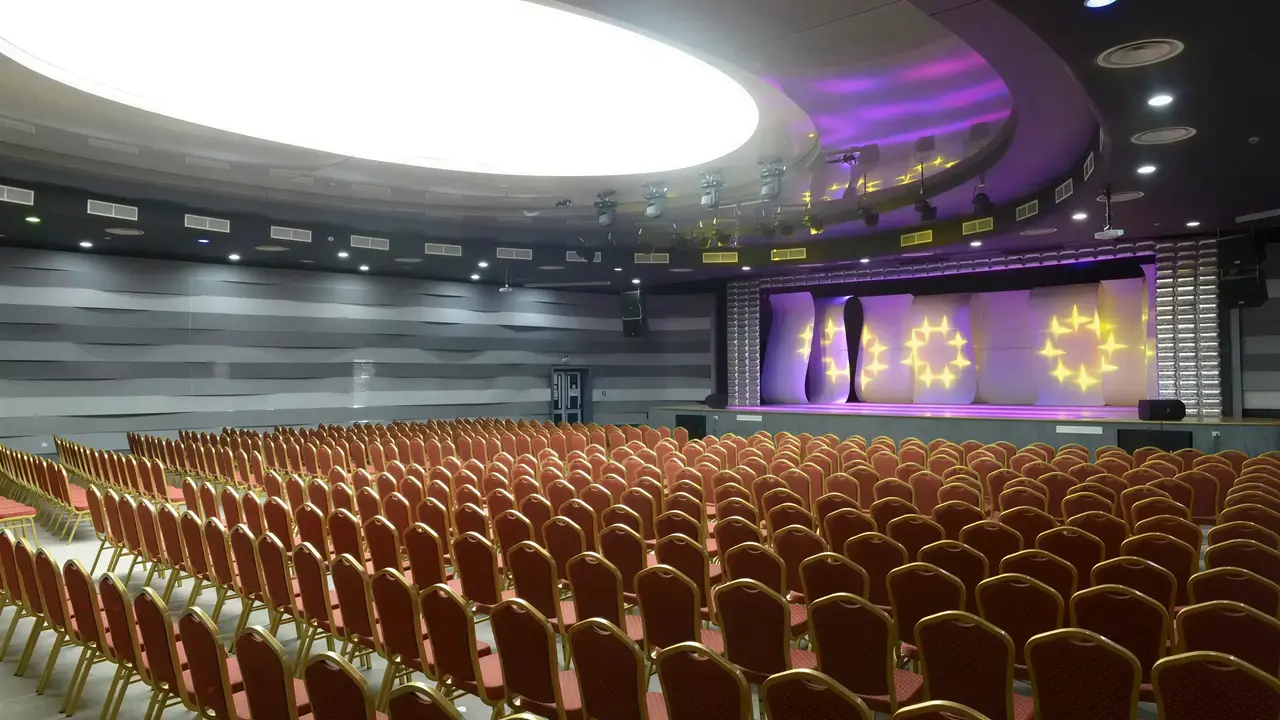 Sala widowiskowa z rzędami krzeseł w Fiesta Beach