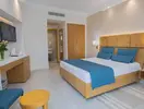 Nowoczesny pokój z łóżkiem w Fiesta Beach