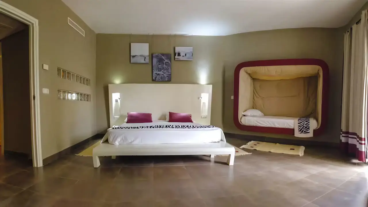 Nowoczesna sypialnia w hotelu Fiesta Beach