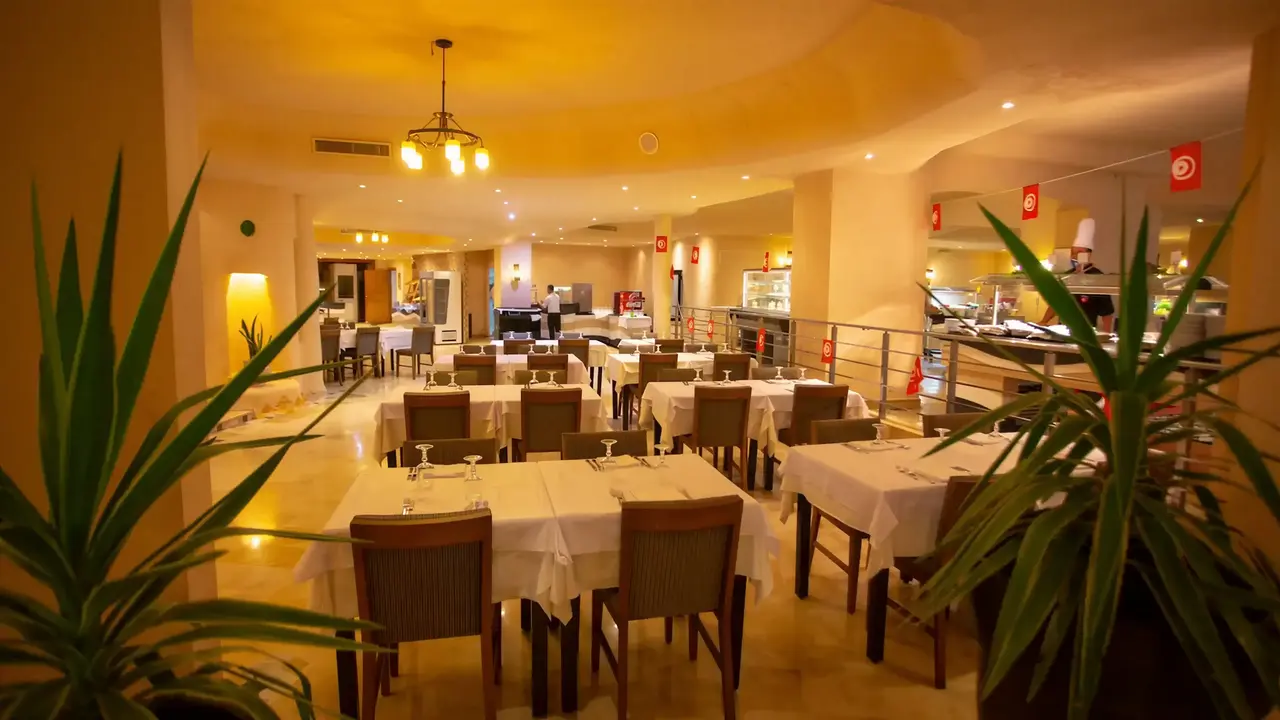 Restauracja z nakrytymi stołami w Fiesta Beach