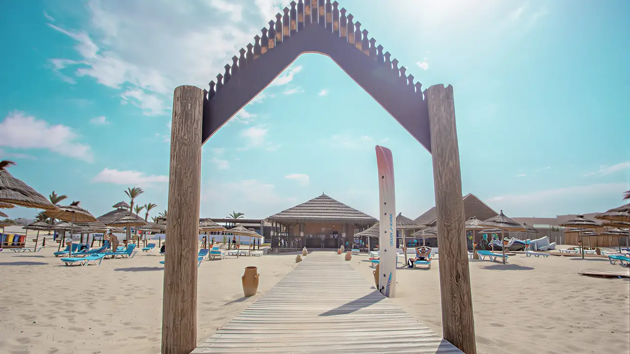 Plaża z drewnianym pomostem w Fiesta Beach