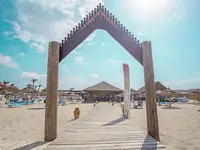 Plaża z drewnianym pomostem w Fiesta Beach