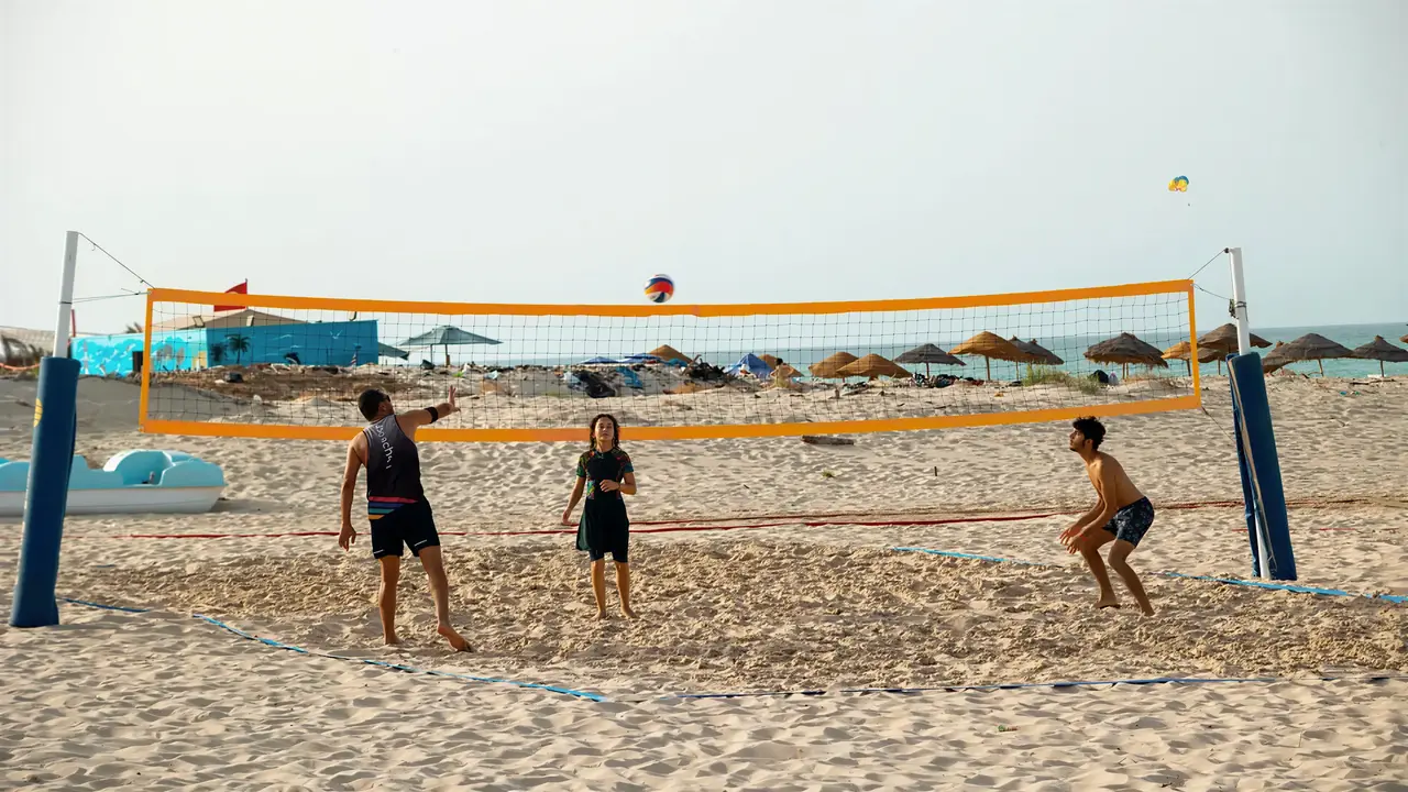 Gra w siatkówkę plażową w Fiesta Beach