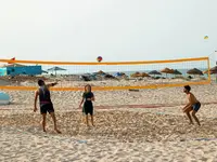 Gra w siatkówkę plażową w Fiesta Beach