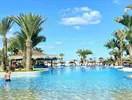 Basen z palmami w hotelu Fiesta Beach