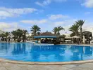 Basen w hotelu Fiesta Beach z palmami