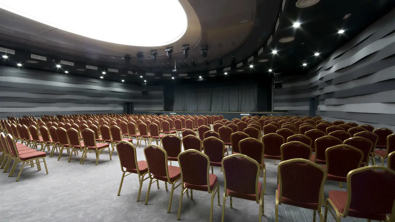 Sala kinowa w Fiesta Beach z czerwonymi krzesłami