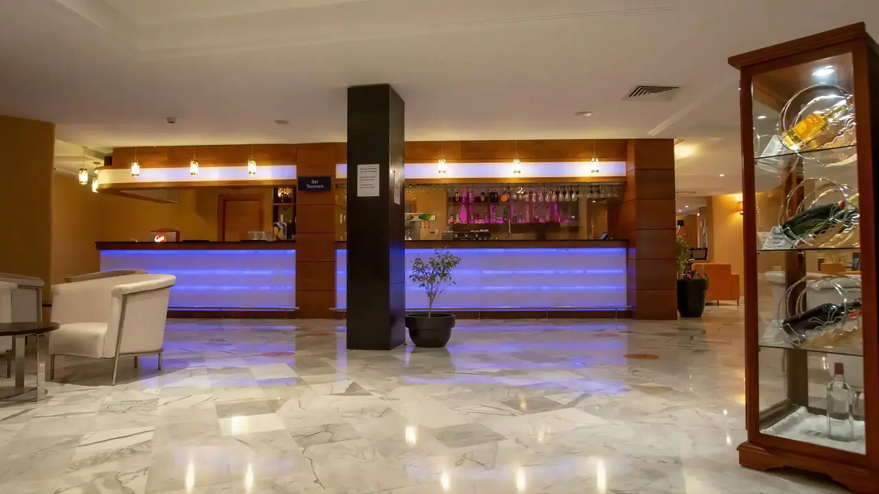 Nowoczesny bar z podświetleniem w Fiesta Beach