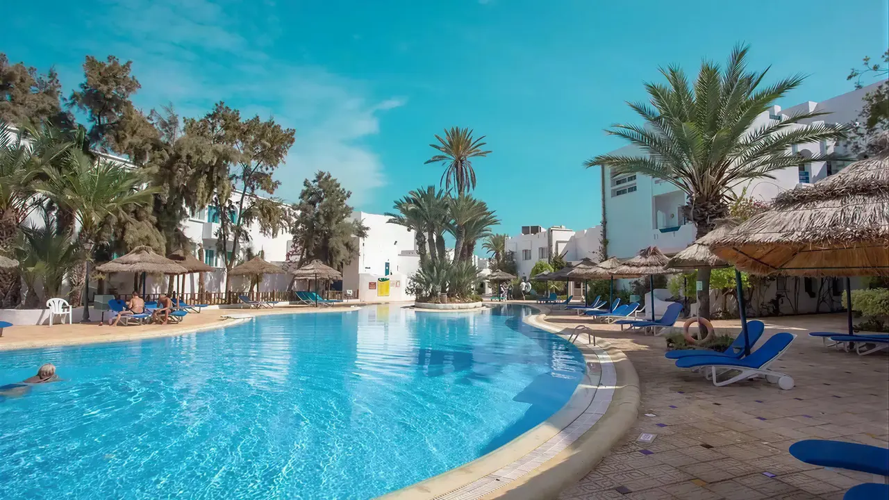 Basen z leżakami w Fiesta Beach