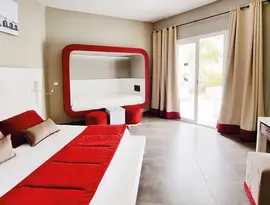 Nowoczesny pokój z łóżkiem w Fiesta Beach