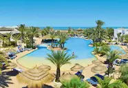 Widok na kompleks basenowy w Fiesta Beach
