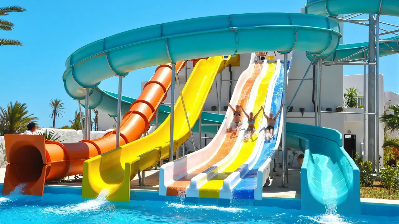 Kolorowe zjeżdżalnie wodne w Fiesta Beach