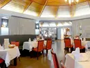 Restauracja w Fiesta Beach z nakrytymi stołami