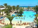 Basen z gośćmi w Fiesta Beach otoczony palmami