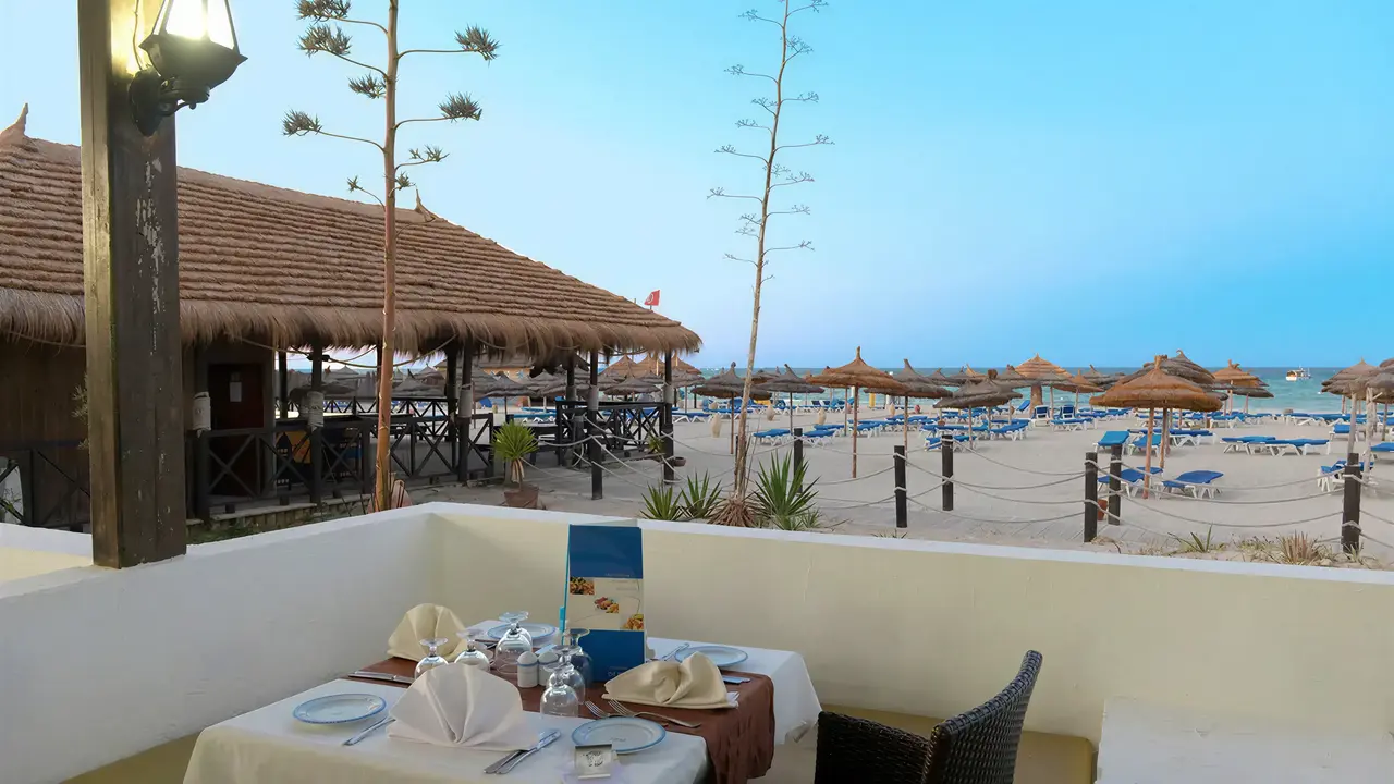 Stolik z widokiem na plażę w Fiesta Beach