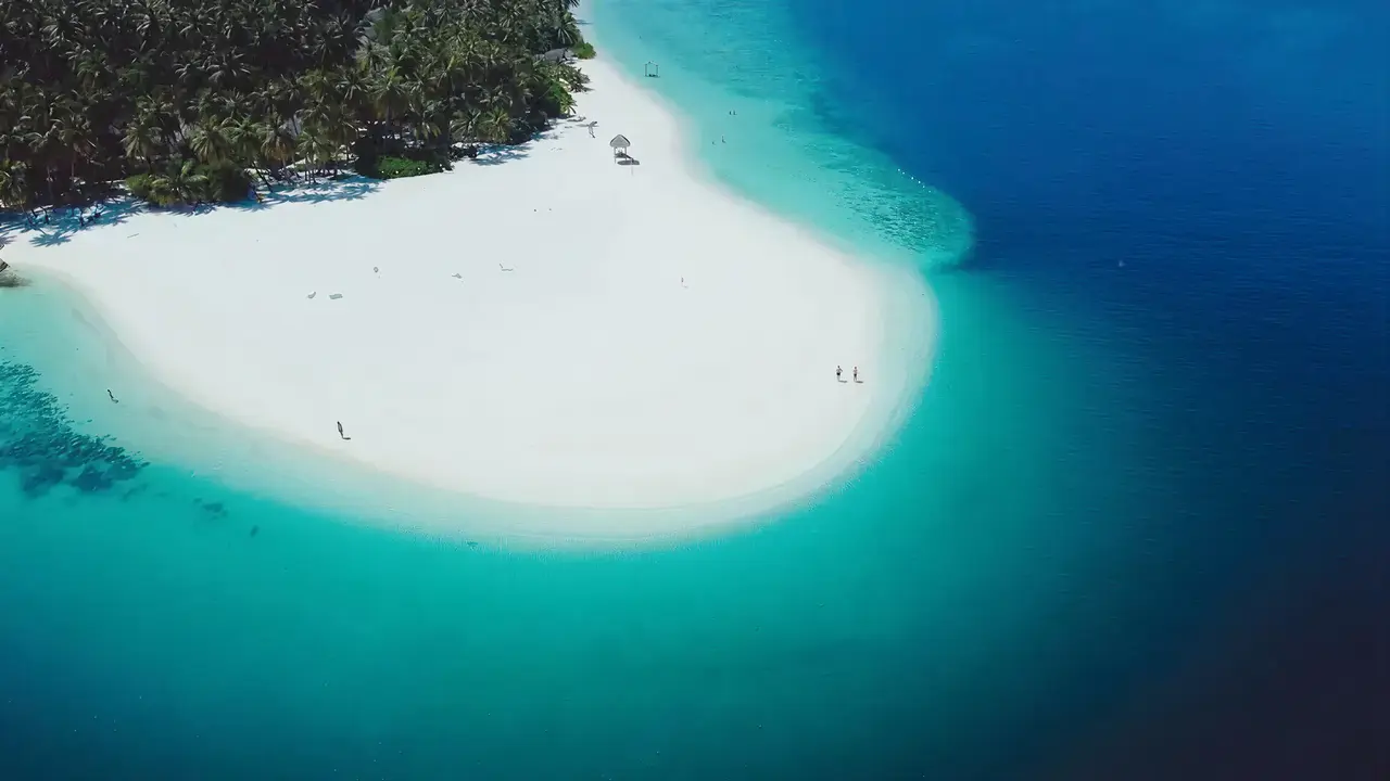 Biała piaszczysta plaża w Fihalhohi Island Resort