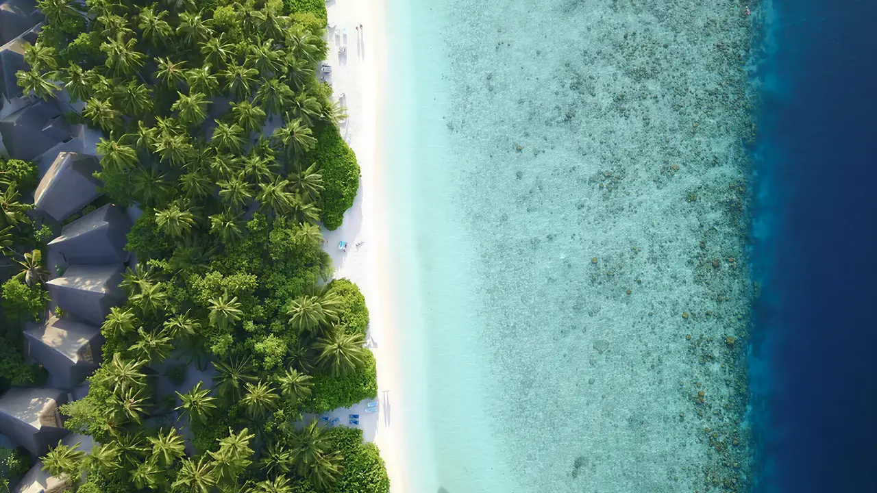 Widok z góry na kompleks Fihalhohi Island Resort przy plaży