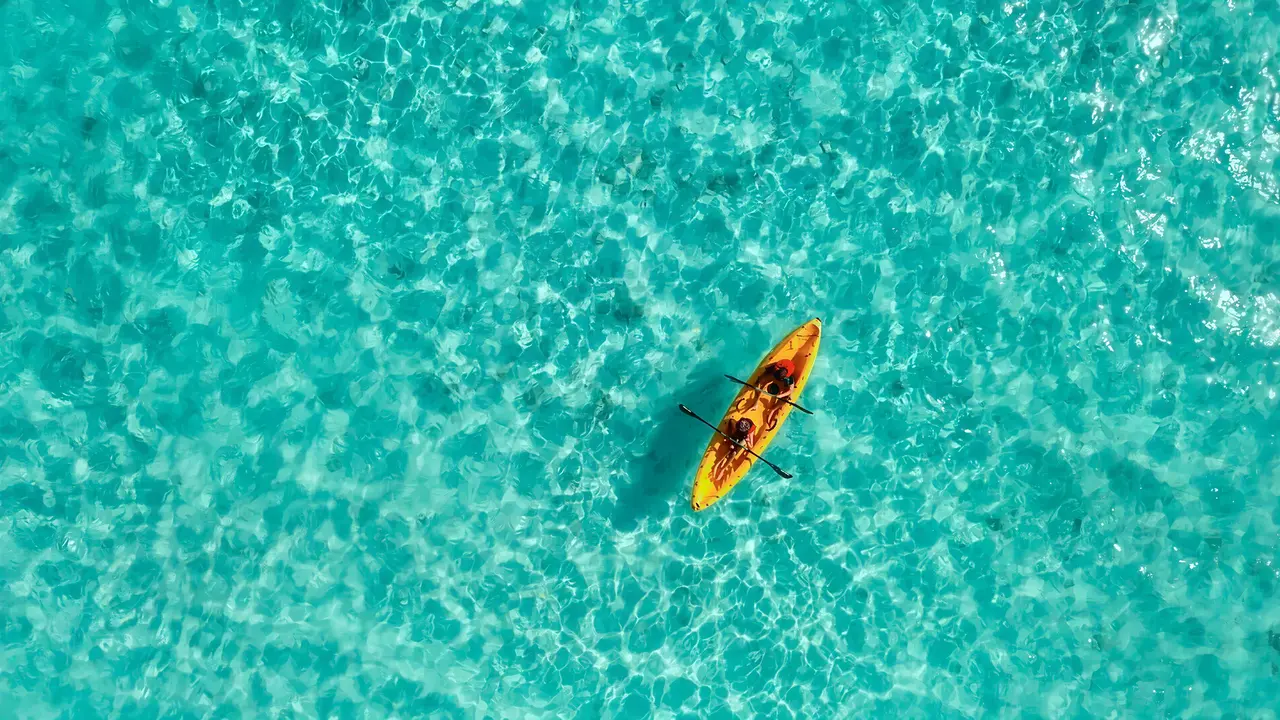 Osoba w kajaku na wodzie w Fihalhohi Island Resort