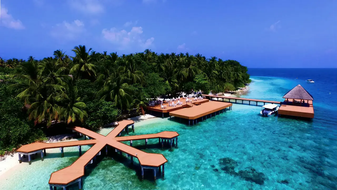 Widok na kompleks Fihalhohi Island Resort nad turkusową wodą