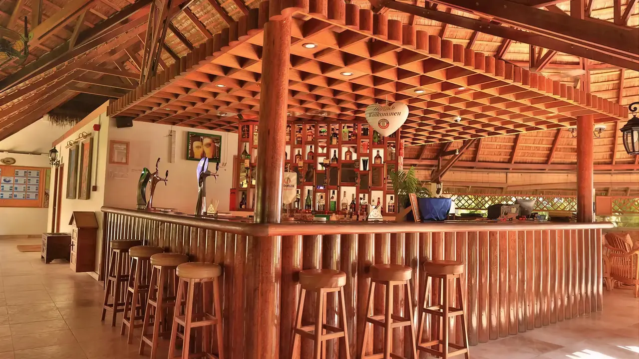Bar z drewnianym ladą w Fihalhohi Island Resort