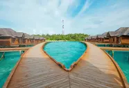 Widok na kompleks Fihalhohi Island Resort nad wodą