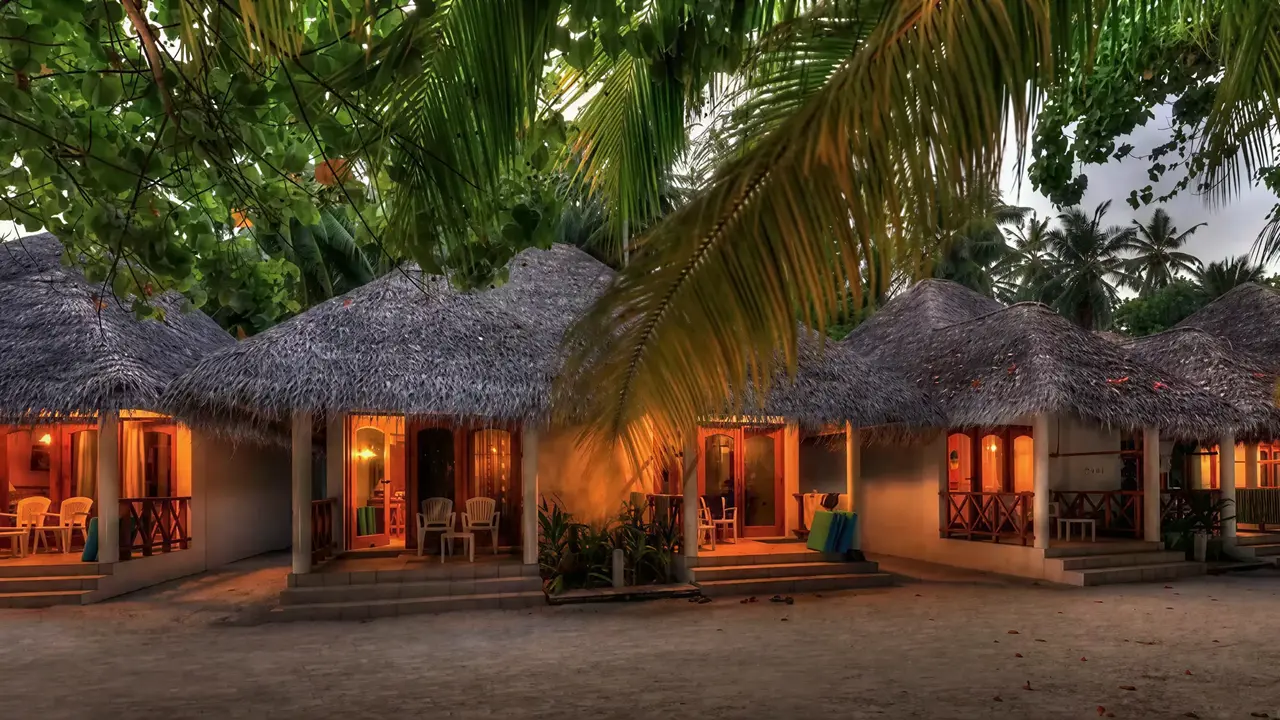 Bungalowy budynki w Fihalhohi Island Resort z krytymi dachami