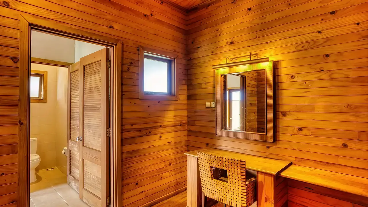 Drewniany pokój z toaletką w Fihalhohi Island Resort
