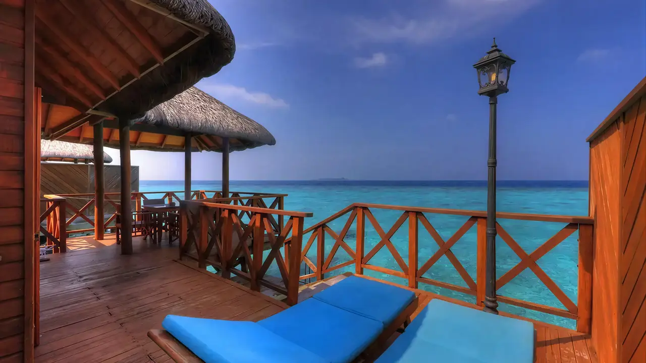 Taras nad wodą w Fihalhohi Island Resort z leżakami