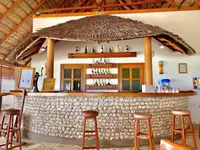 Bar z wysokimi stołkami w Fihalhohi Island Resort