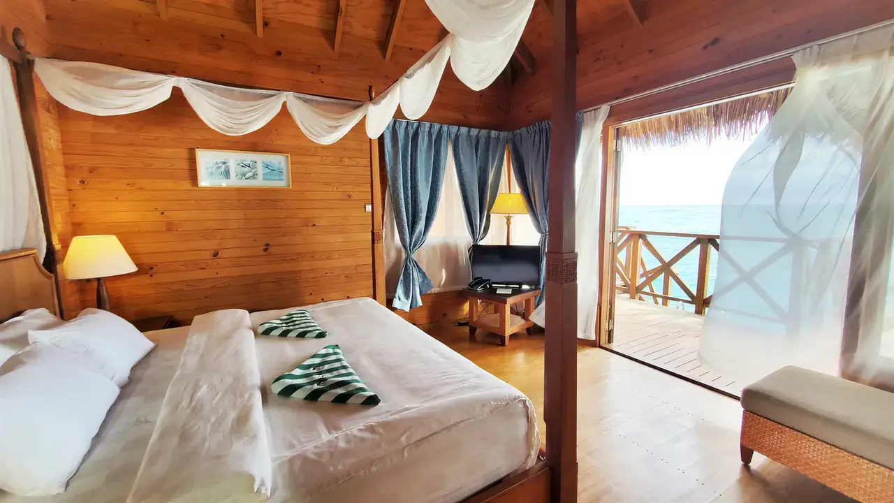 Sypialnia z widokiem na morze w Fihalhohi Island Resort