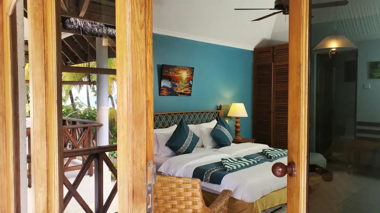 Sypialnia w Fihalhohi Island Resort z widokiem na taras