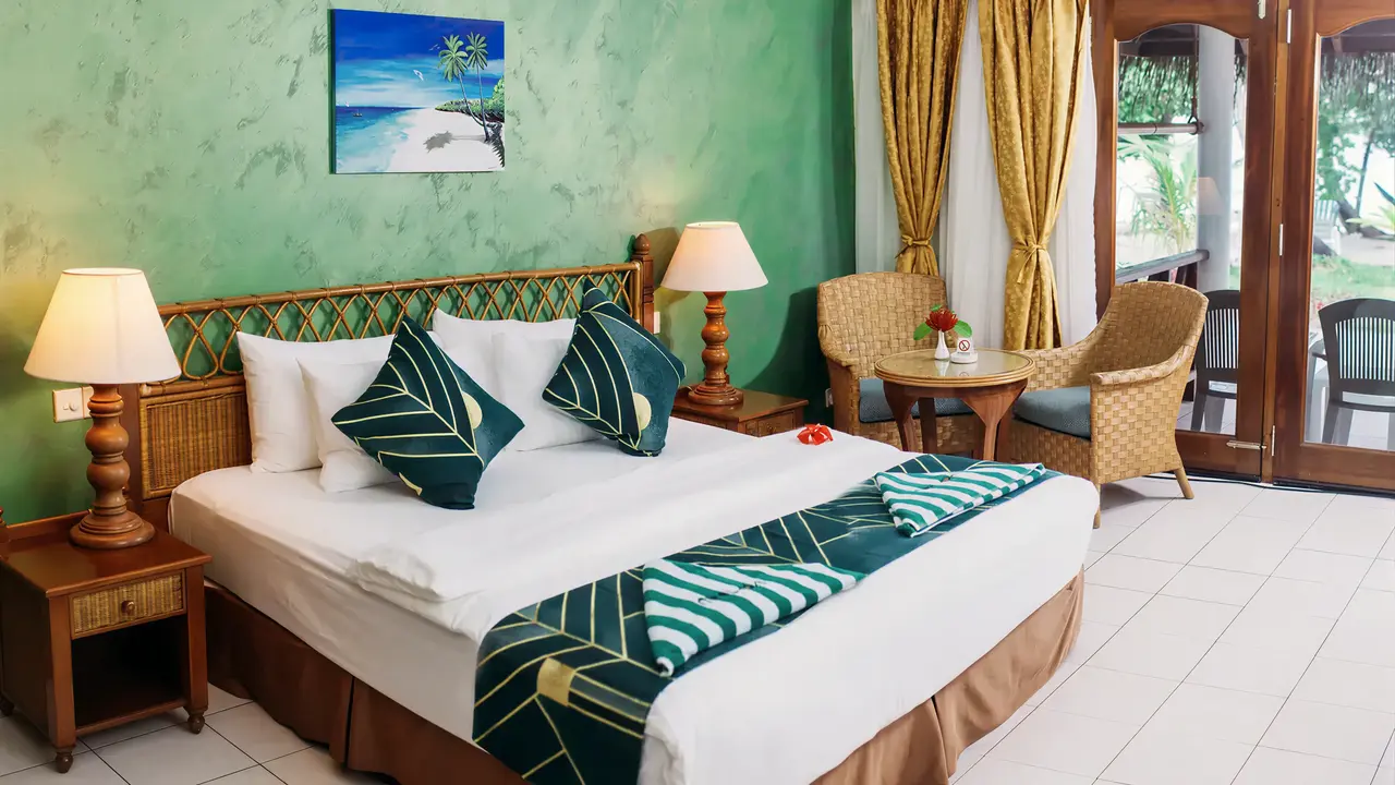 Sypialnia z dużym łóżkiem w Fihalhohi Island Resort